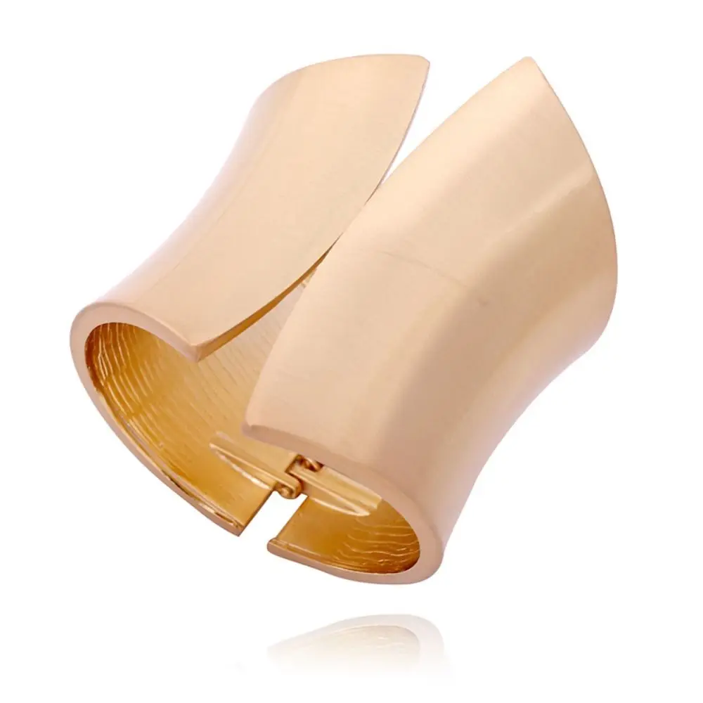 Kreatywna, przesadzona, masywna, ciężka bransoletka gotycka, nieregularna, szeroka, otwarta bransoletka, asymetryczna, metalowa, modna, punkowa bransoleta dla kobiet.