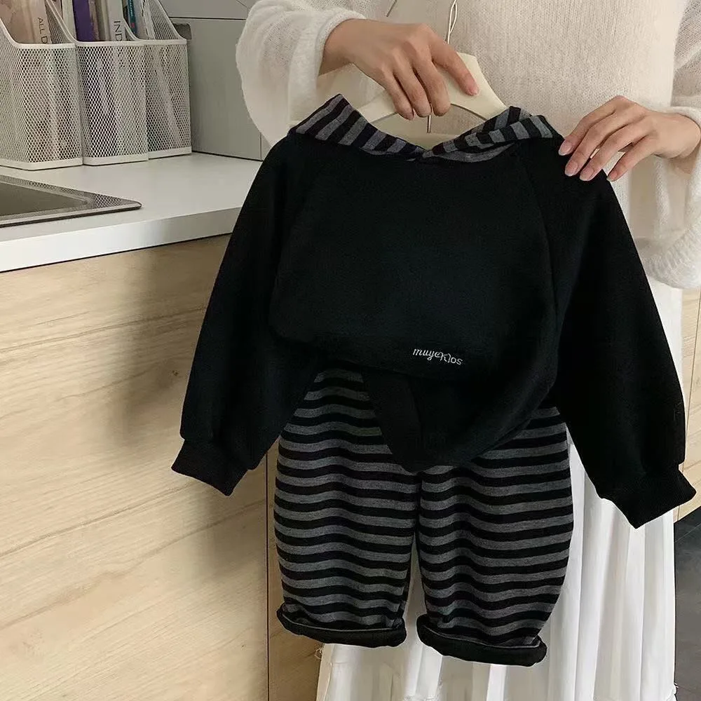 primavera-e-outono-conjunto-para-meninos-e-meninas-tendencia-de-personalidade-infantil-moletom-com-capuz-com-letras-coreanas-calcas-apertadas-com-dedos-listrados