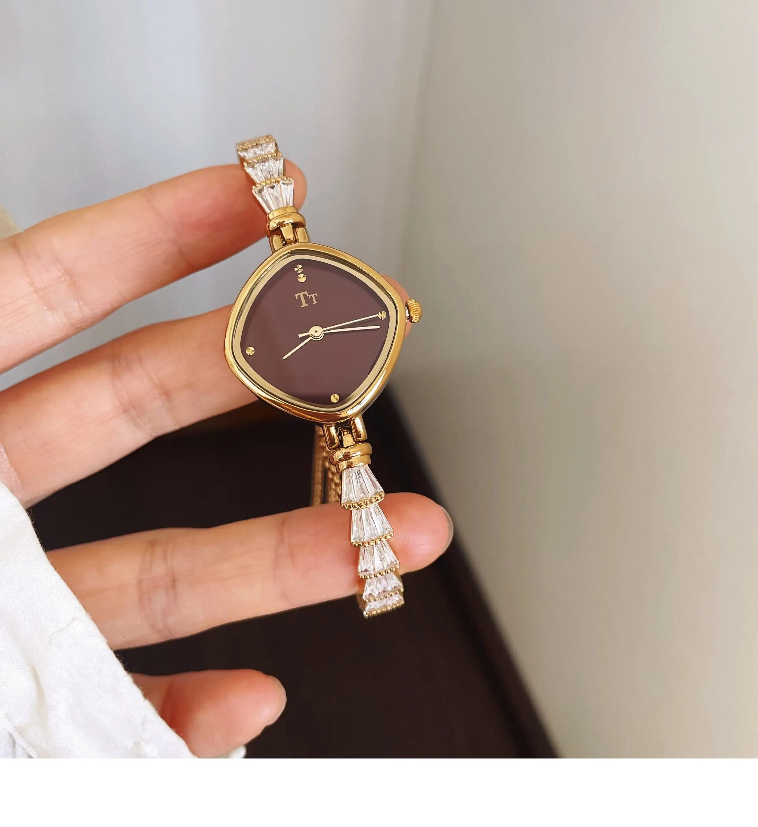 2026 Light Luxury Retro Bracelet Style Golden Elegant Small Dial High-End Ladies Watch Personalized Gift For Women Quartz Watch