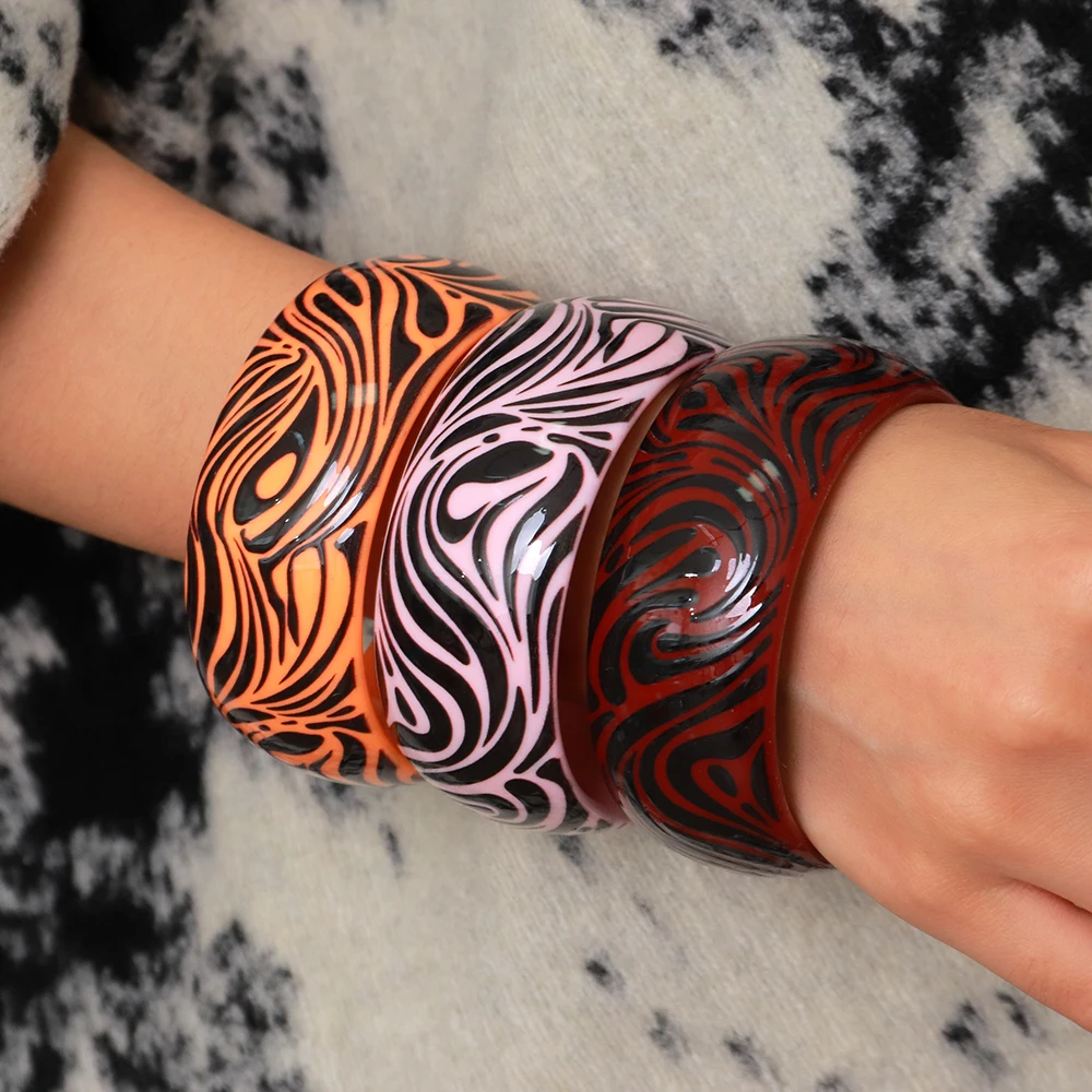 Modische Breite Unregelmäßige Gestreifte Manschettenarmbänder aus Kunstharz für Frauen Neue Acryl-Chunky Geometrische Runde Armreifen Retro-Schmuckgeschenke – Detail 4
