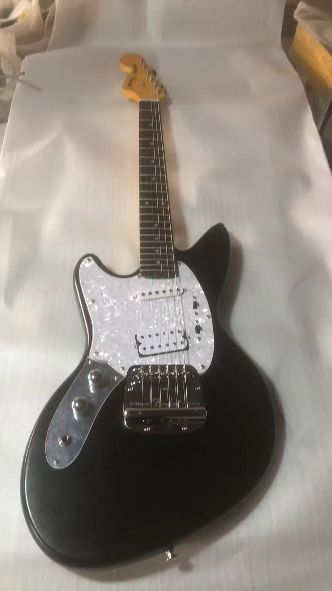 

Леворукая электрогитара, черная матовая отделка