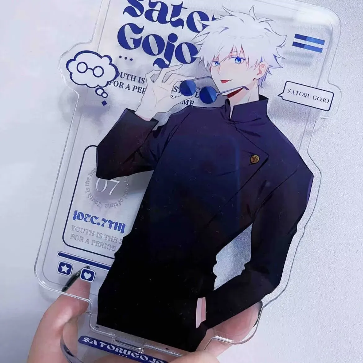 呪術廻戦「五条悟」のスタンドサインは可愛く、アクリル製の卓上装飾品として高い外観レベルを誇ります。