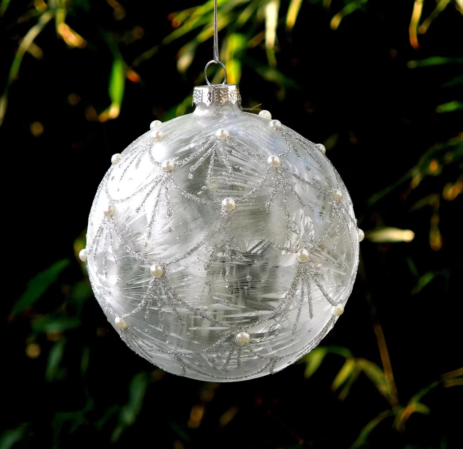 

Подвеска в виде рождественской елки со стеклянным шаром и белым пером