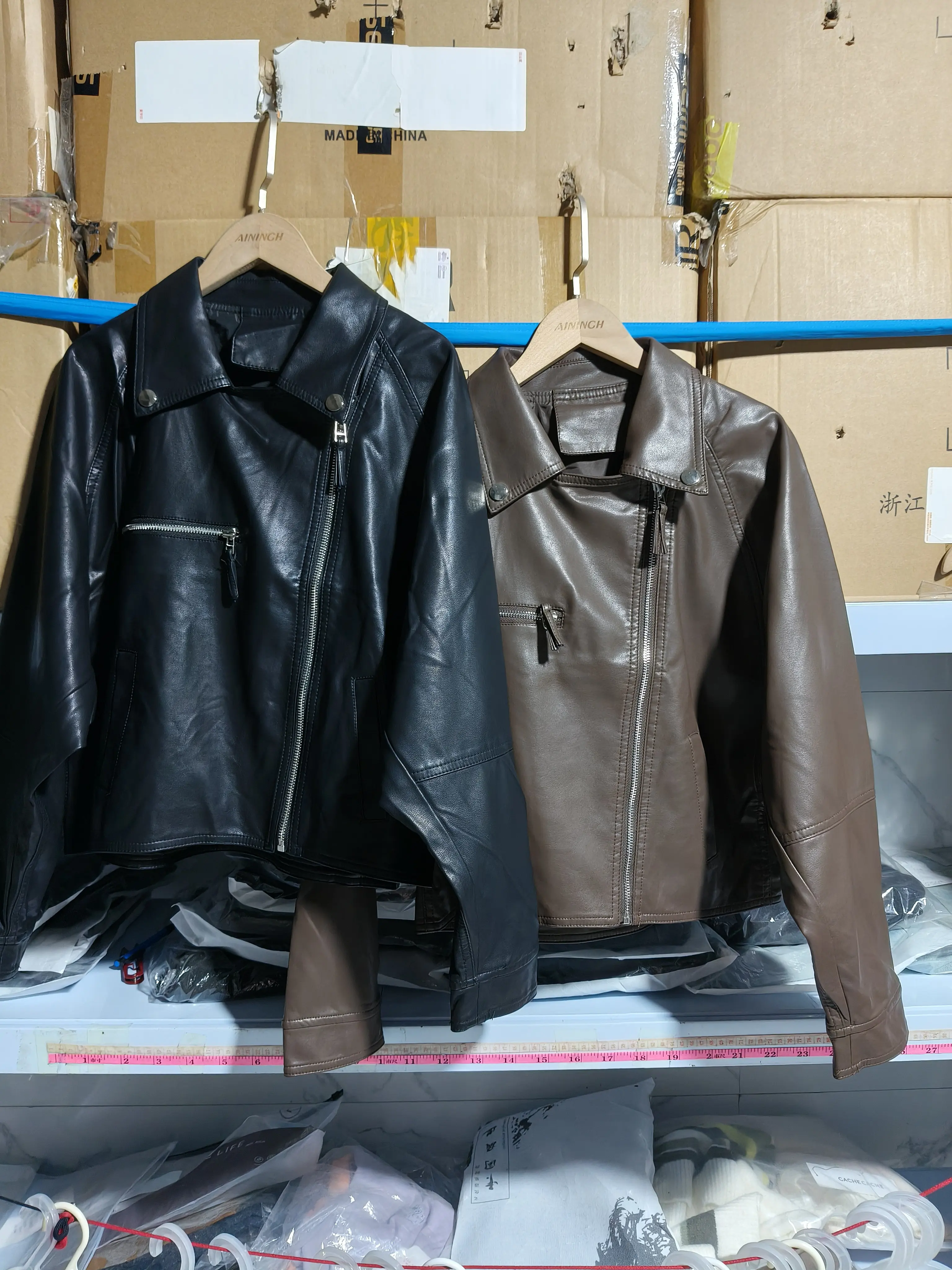 

Байкерские куртки Женская куртка двубортная из искусственной кожи с тиснением двубортная с длинными заниженными плечами Минималистичный острый на открытом воздухе