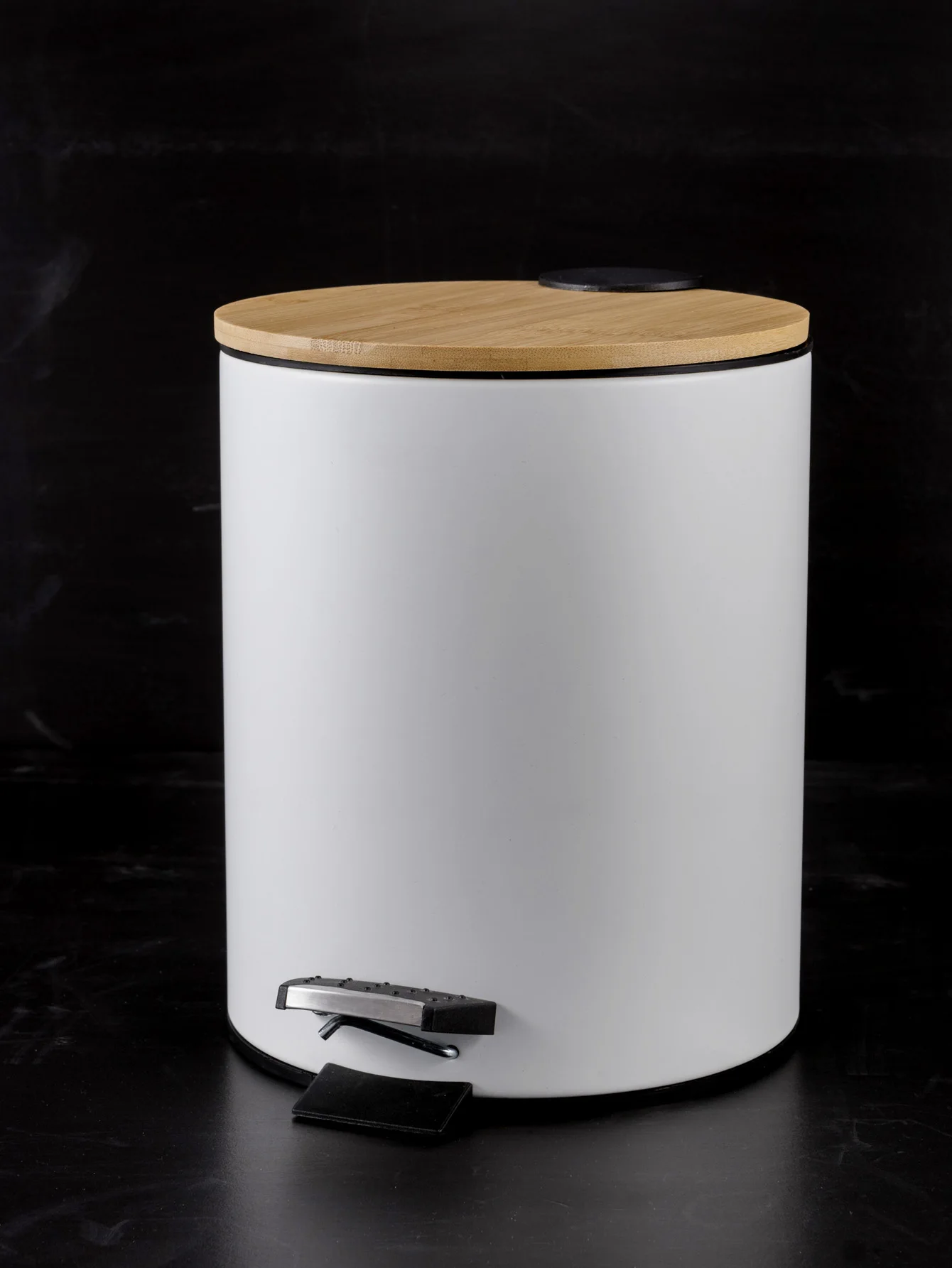 Room White Round Metal Trash Can with Bamboo lid and Pedal 5L Garbage Container Bin with Removable Inner Wastebasket Bathroom