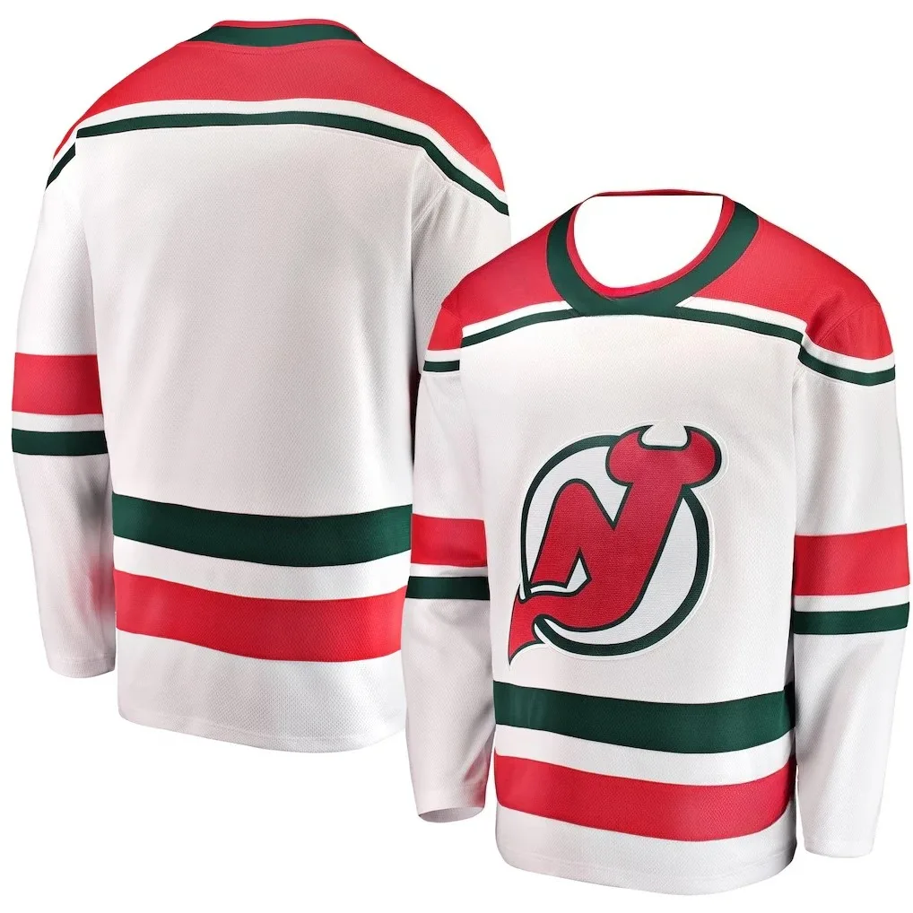 تي شيرت رياضي للهوكي، أبيض مع لمسات متباينة باللون الأحمر والأخضر، شعار كلاسيكي وخطوط مميزة، طباعة ثلاثية الأبعاد عالية الدقة