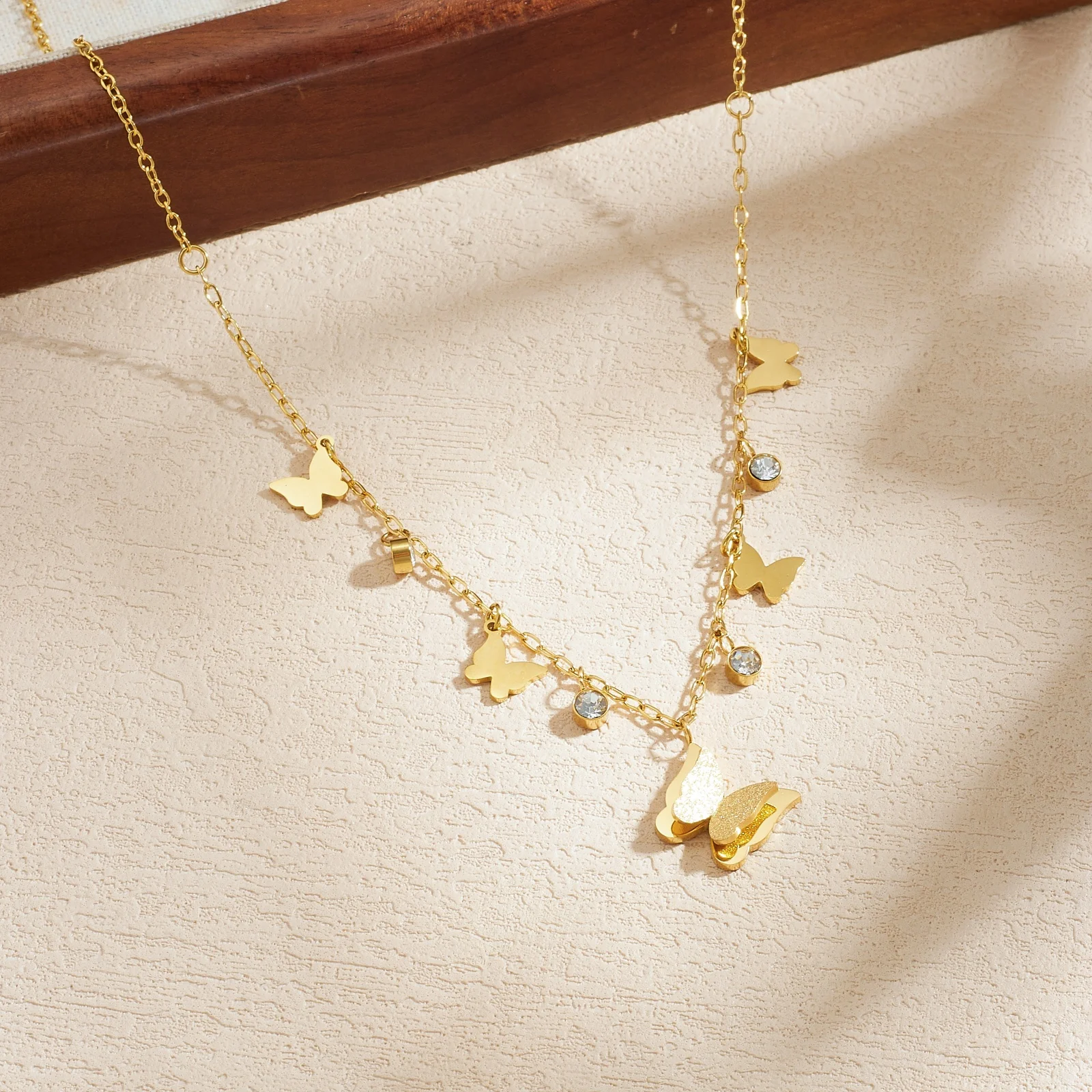 Vergoldete Edelstahl-Schmetterlings-Halskette mit rundem Zirkonia-Anhänger für Damen, Schlüsselbeinkette, hypoallergener Schmuck, Geschenk