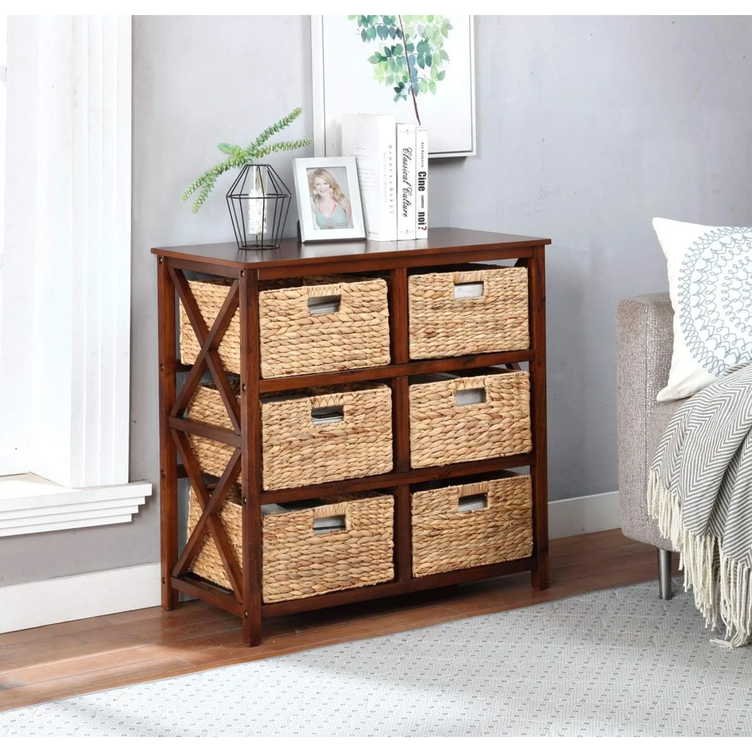 Gabinete de almacenamiento de 3 niveles con puertas laterales en forma de X, color nogal | 6 Cestas de Mimbre, Personalizadas