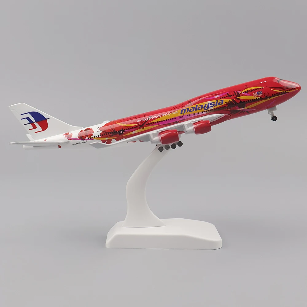 

Metal Aircraft Model 20cm 1:400 Big Saffron B747 Metal Replica Alloy Material With Landing Gear Ornaments Children's Toys Gifts