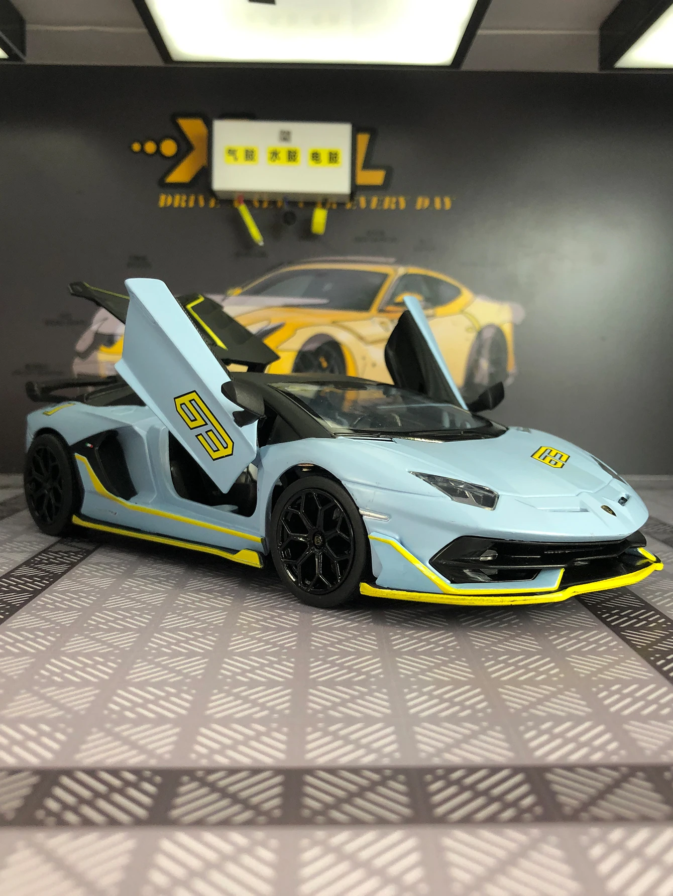 

Модель автомобиля Lamborghini Aventador SVJ63 из цинкового сплава, масштаб 1:24, статическая модель, металлический коллекционный подарок.