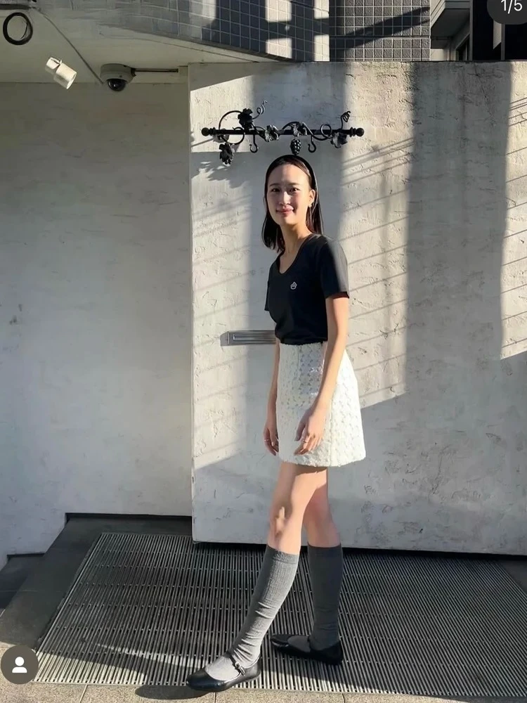 Letnia Nowa Moda Biała Kwiatowa Spódniczka Mini w Kształcie Litery A dla Kobiet Słodkie i Urocze Dziewczyny Uniwersalna Spódniczka Krótka z Wysokim Stanem Wyszczuplająca