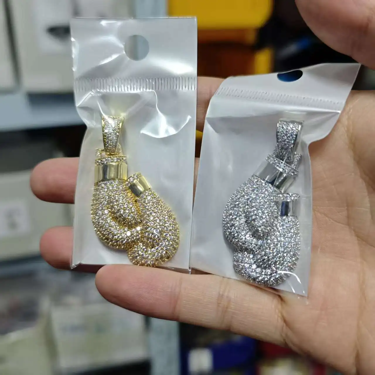 

Uwin боксерские перчатки с подвесками, ожерелья Iced Out с микроасфальтированным кубическим цирконием, мужские спортивные ювелирные изделия в стиле хип-хоп, ювелирные изделия в стиле панк для Rappers