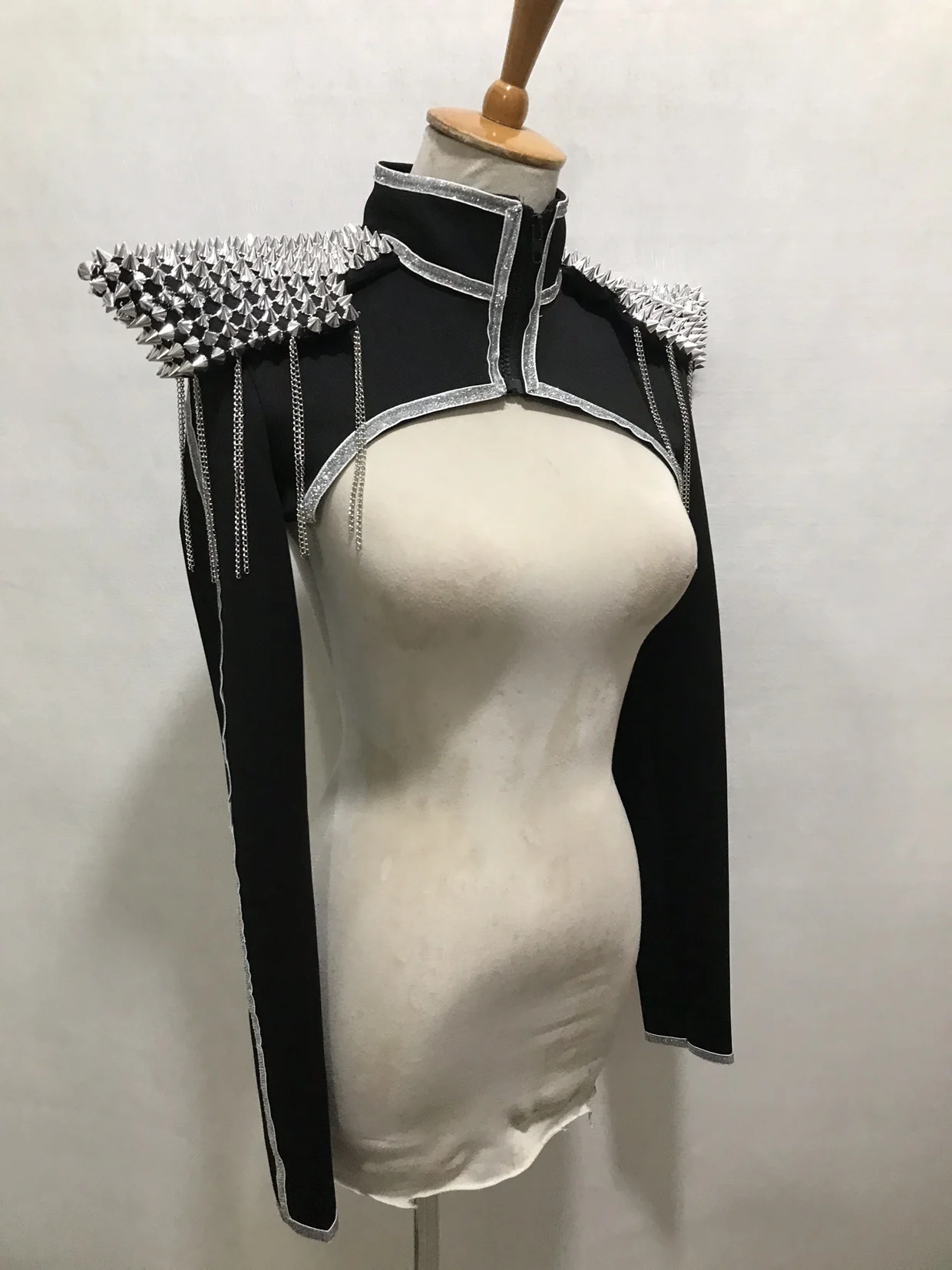 IOOTIANY Rote, mit Nieten verzierte, gepolsterte Schulterjacke für Damen, Jazz-Sängerin, Nieten-Schulterweste, Bühnen-Accessoire, Tanzkostüm. – Detail 7