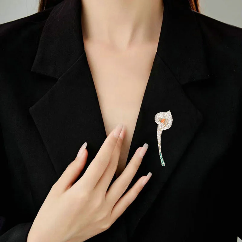 

A high-end, elegant and refined style, a niche design of corsage, a brooch, a calla lily brooch, a suit accessory 2025 new