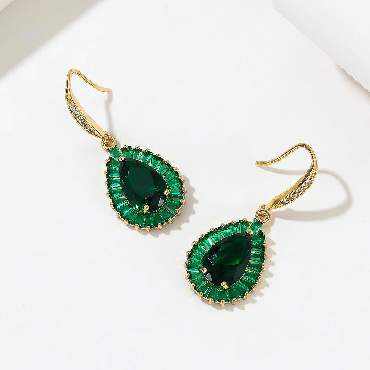 

Gold Chic Water Drop Shaped Emerald Hoop Earrings Women's Chunky Hoops Geometrical Copper Earrings Retro Wedding Party Jewelry