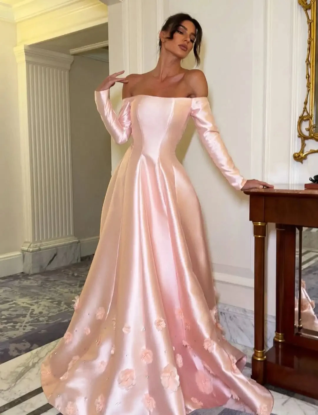Nuevo vestido de banquete de noche rosa moderno 2026 con hombros descubiertos flores 3D vestidos formales de satén para fiesta de graduación para desfile cumpleaños árabe