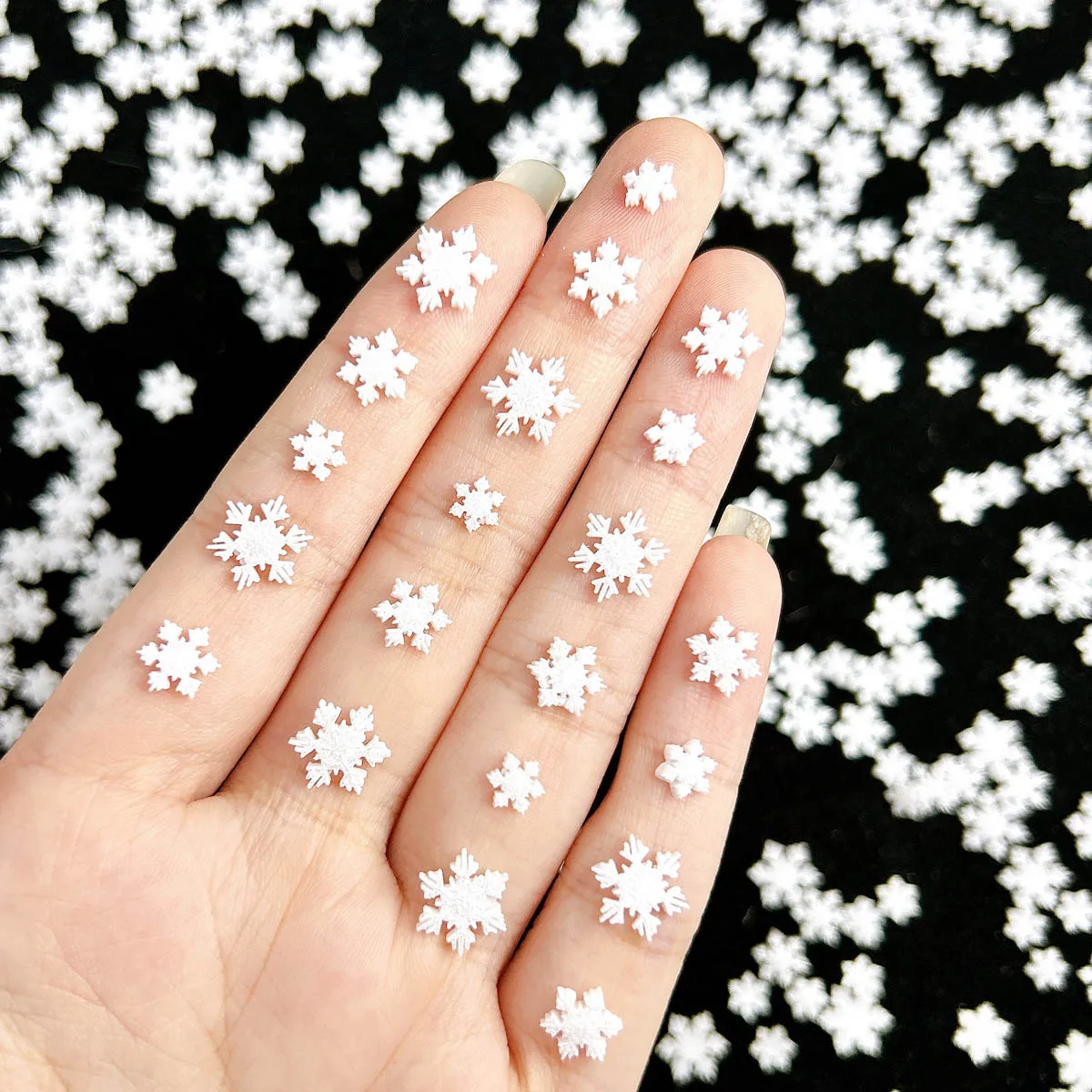 50 SZTUK Minimalistyczne, Słodkie Białe Płatki Śniegu z Żywicy do Zdobienia Paznokci, Kreatywne Sześciokątne Ozdoby do Paznokci DIY, Bajkowe Paznokcie