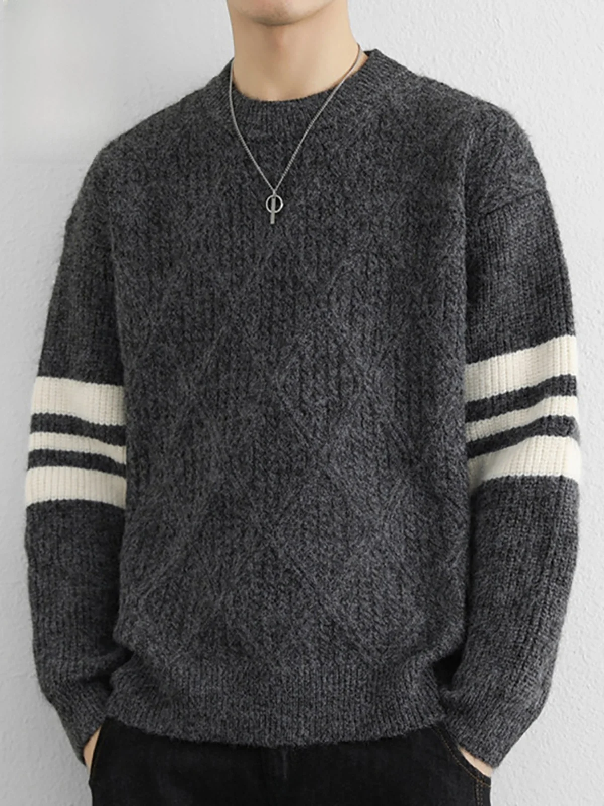 

Текстурированный свободный повседневный трикотажный свитер для мужчин, весенний тренд, цветной, комфортный, из смесового полиэстера, с длинными рукавами и круглым вырезом.