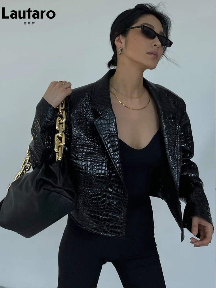 Lautaro Spring Autumn Short Cool Stylish Shiny Reflective Crocodile Print Patent Pu Leather Jacket Women Runway Fashion 2023