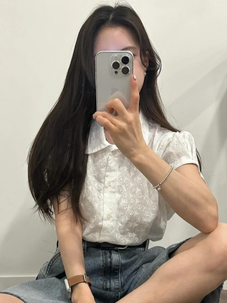 

2024 New Women's Summer Chic Hollow out Embroidery Design Doll Collar irt Unique Top Korean Sle Loose Bubble Sve