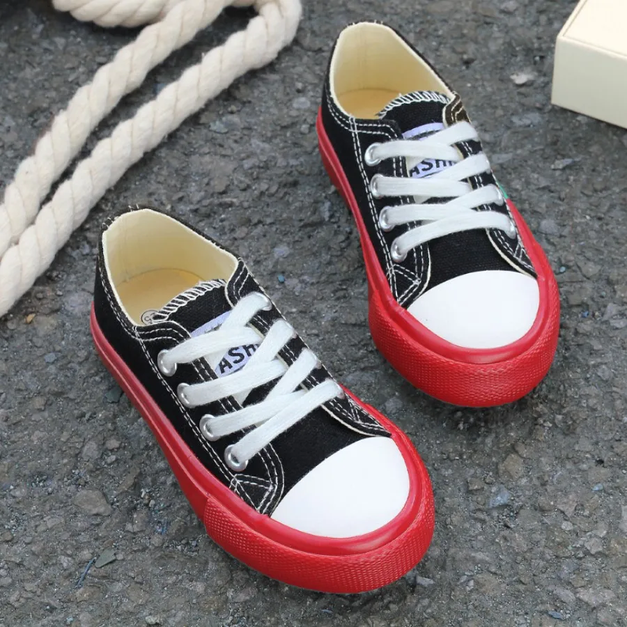 

Children's black canvas shoes 2026 Spring Autumn new boys' low top fashion board shoes girls' parent-child casual sports shoes