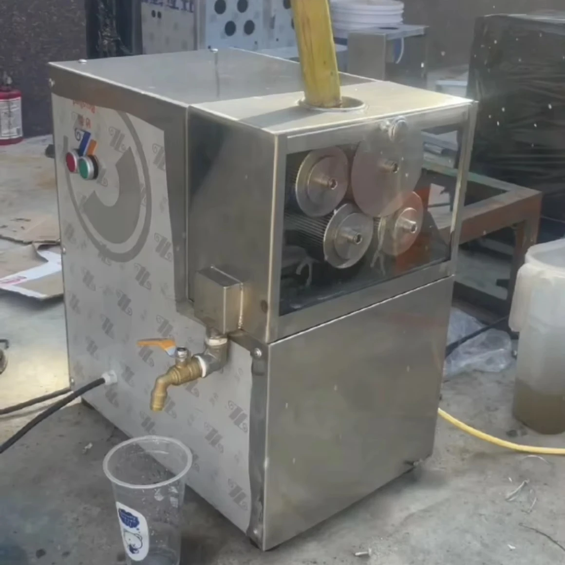 4-Roll Sugarcane Juicer Stainless Steel Sugar Cane Extractor Squeezing Machine with Motor for Restaurants Food Shops