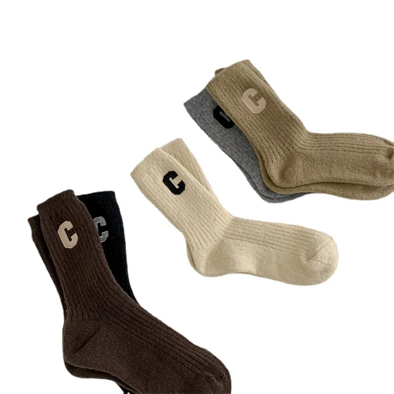 2026 Calcetines de lana de estilo japonés para mujer, diseño de bordado Big C, calcetines holgados cálidos a media pantorrilla, moda de invierno, tendencia INS ​