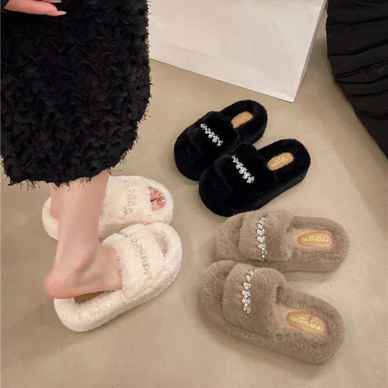 Neue Winter-Hausschuhe für Damen mit offenem Zehenbereich, kurzem Plüsch, modischer Strass- und Perlenverzierung, rutschfest, mit klobiger Plateausohle und flauschigem Innenfutter – Detail 3