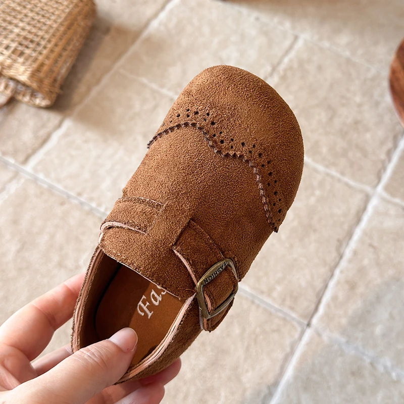 Flache Brogue-Schuhe aus Wildleder für kleine Mädchen, mit verstellbarem Riemen und Schnalle, rutschfester, weicher Sohle, elegante Schuhe. – Detail 4