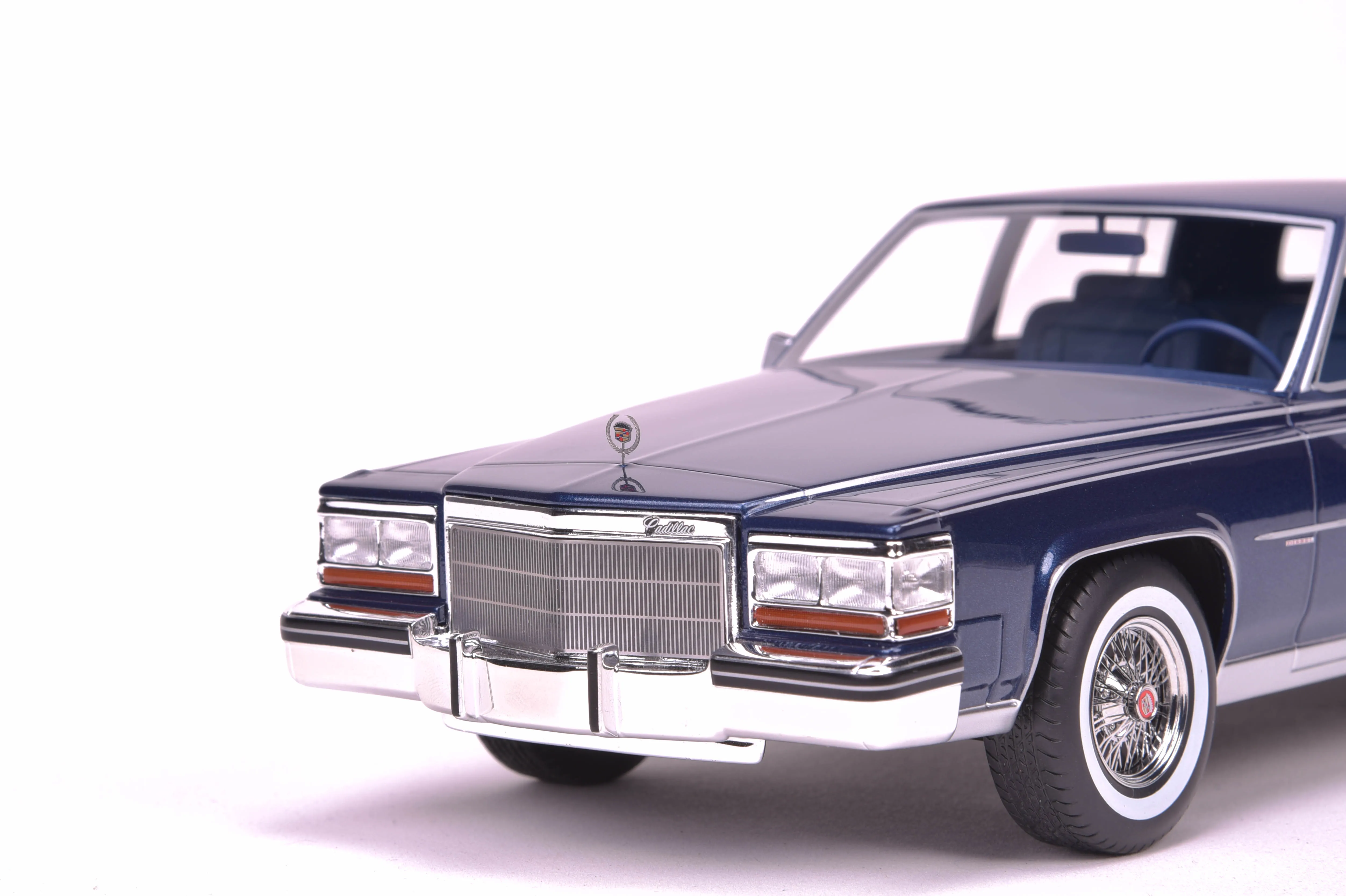 BOS 1:18 Fleetwood Brougham Vintage Car Simulation Limited Edition Resin Metal Static Car Model Toy Gift