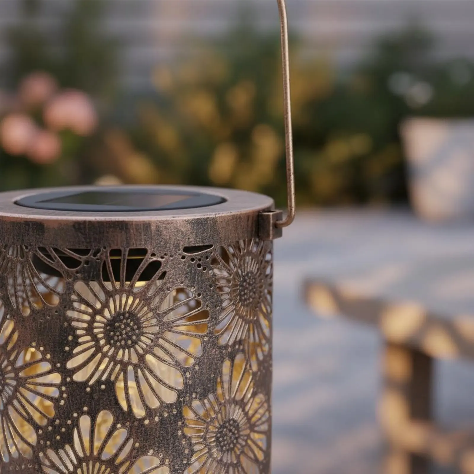 

Hollow Metal Flower Lantern Portable Floral Pattern Pattern Lantern Solar Powered Garden Warm Light Weather Resistant Outdoor