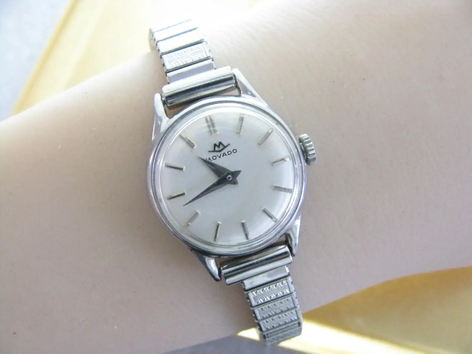 1970s “suisse Class I ” vintage hand scroll Lady’s watch