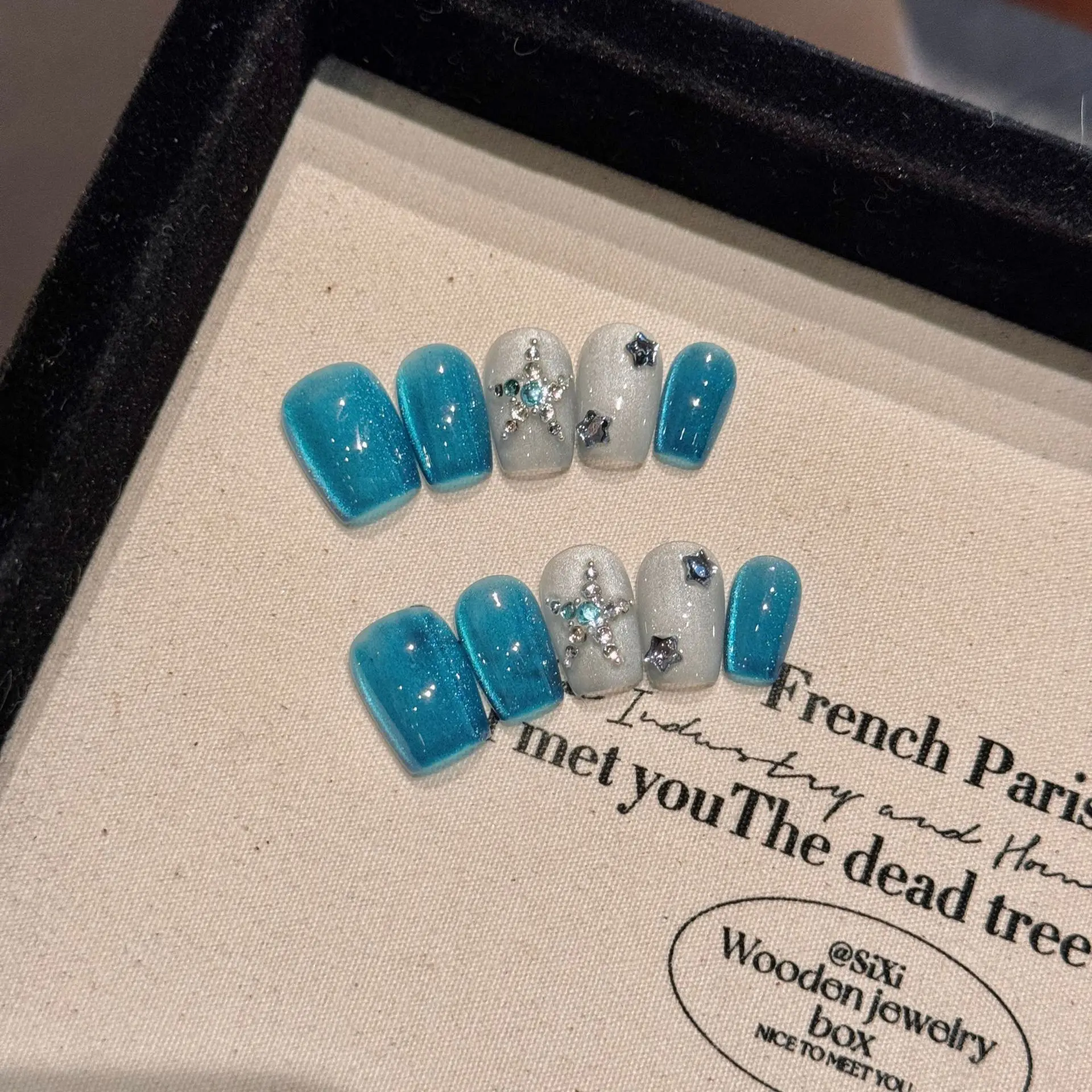 

Handmade Press on Nails Ice Clear Blue Cat Eye Fake Nail Tips with Star Rhinestone Wearable Detachable Shiny Short False Nails