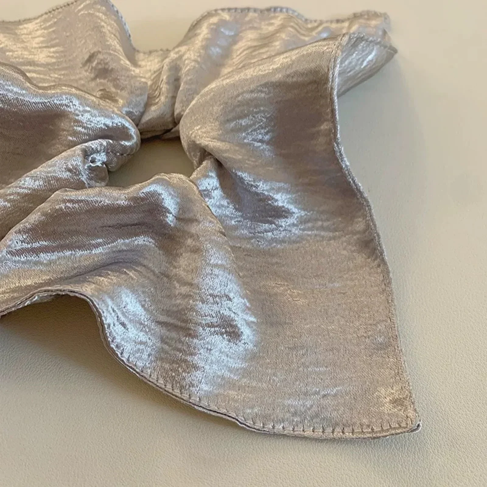 1 Stück glänzendes, silberfarbenes Haarband mit strukturierter Oberfläche, elegantes, großes Haarband, stilvolles Haaraccessoire für Damen, geeignet für den täglichen Gebrauch und für Partys. – Detail 3