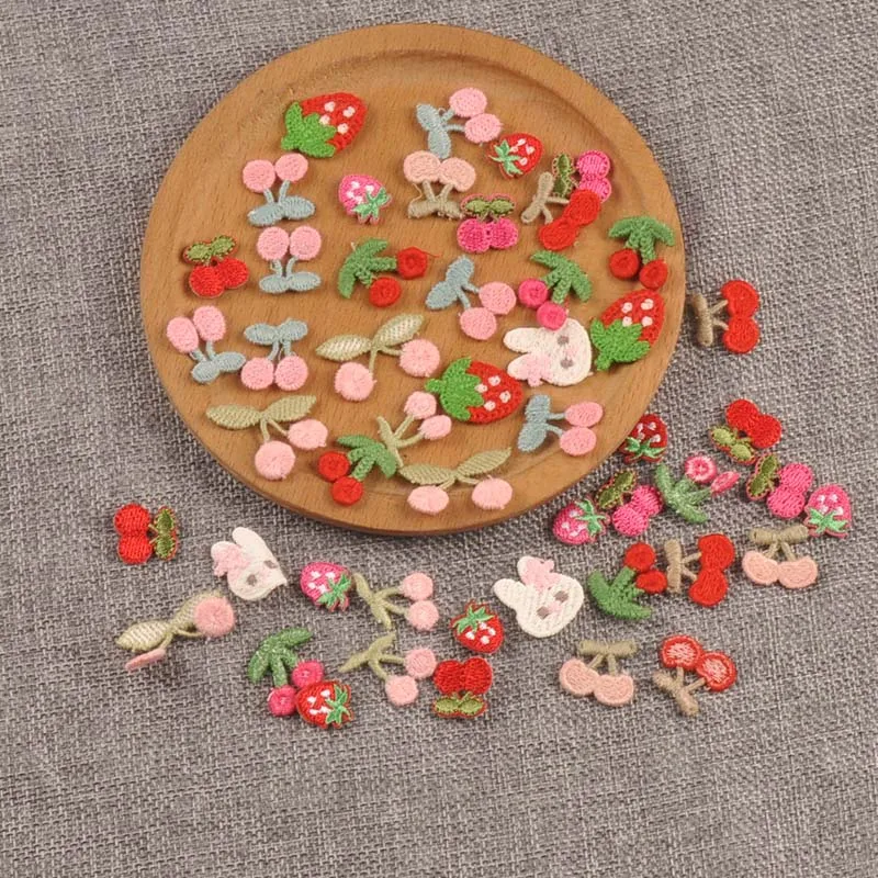 20 pièces mélange dessin animé cerise brodé vêtements Patch Appliques bricolage fraise cheveux accessoires chapeau accessoires sans colle cp4285