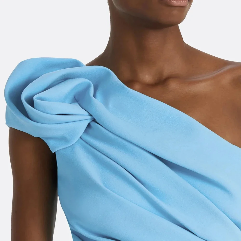 

Простые трикотажные плиссированные платья ручной работы с цветами на одно плечо, прямые платья миди на заказ, платья для особых случаев, современный стиль, подходящие