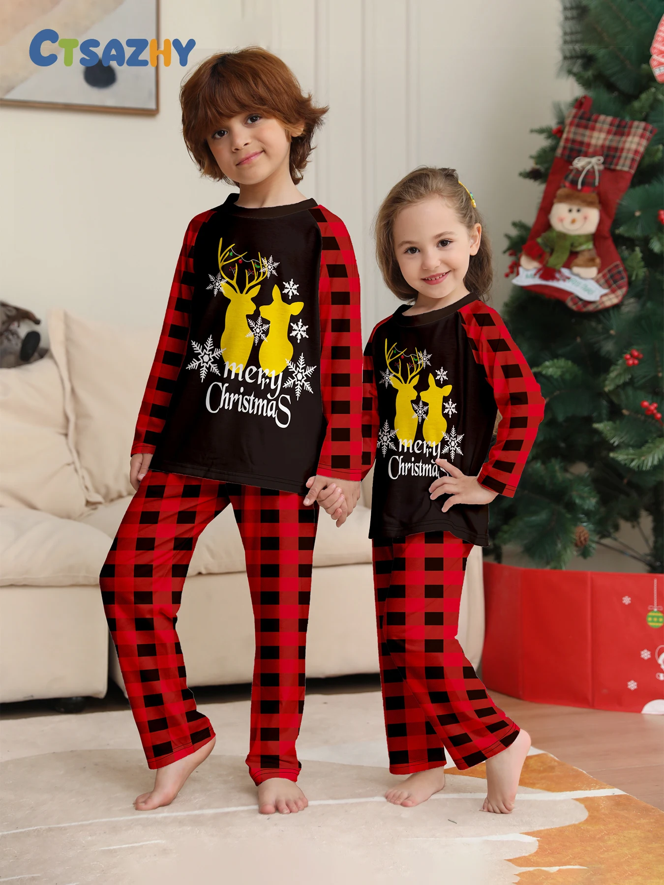 

Детский рождественский пижамный комплект — топ реглан с желтым оленем и принтом «Веселого Рождества» и брюки в клетку