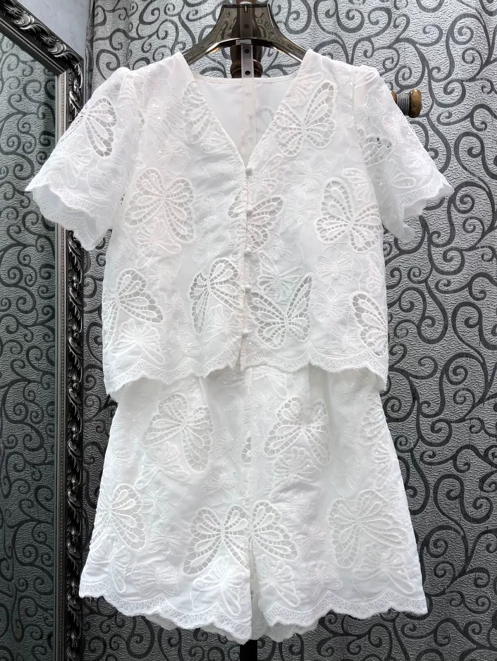 

2026 Summer Fashion Short Sets High Quality Lady Sexy V-Neck Hollow Out Embroidery Short Sleeve Tops Blouse+White Yellow Short