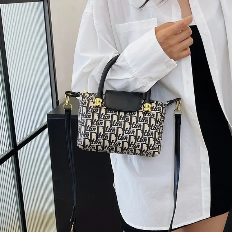 

Versatile Women Bag Featuring An Interchangeable Strap Design Underarm Shoulder Bag For Personalized Carrying Comfort