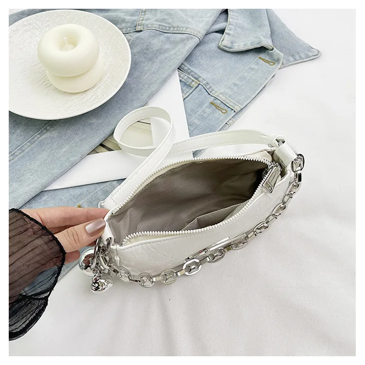 Schicke Strukturierte Casual Tragetasche mit Silberkettendetail Unterarmtasche Abnehmbarer Anhänger Trendige Mini-Schultertasche für Frauen Alltag – Detail 12