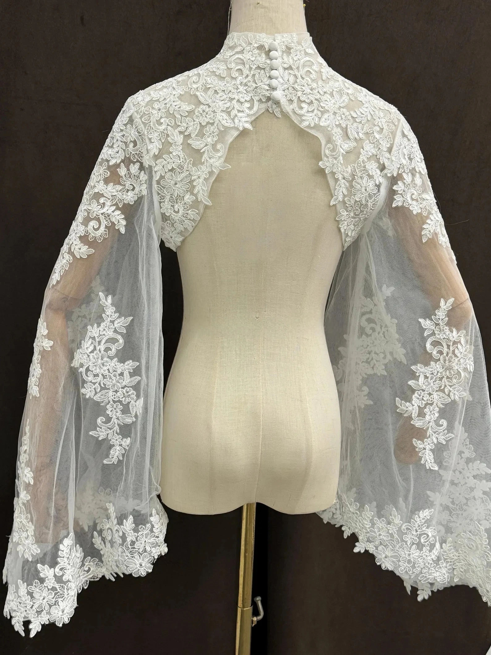 Customized Keyhole Back Wedding Boleros Lace Appliques Full Sleeves Soft Tulle Bride Shrugs Bridal Top Cover for Wedding Dress