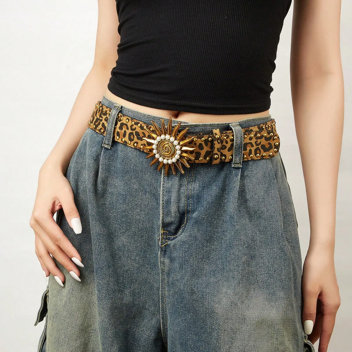 حزام جينز نسائي Y2K ذهبي فاتح فاخر وأنيق بإبزيم معدني من الشمس ببرشام ذهبي وطبعة الفهد، إكسسوار متعدد الاستخدامات