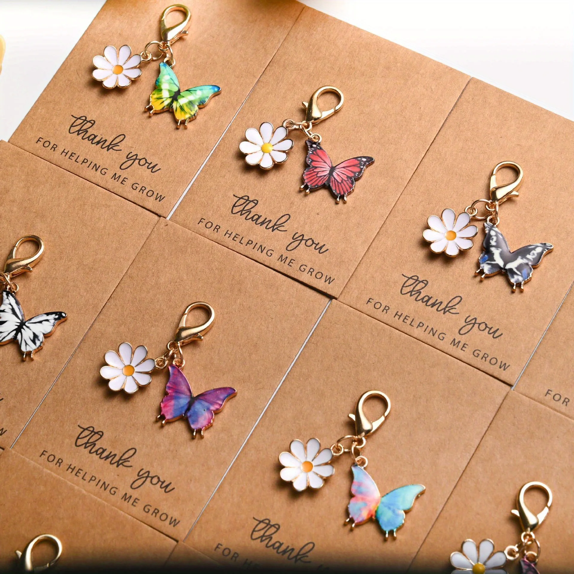 قطعة واحدة من قلادة سلسلة المفاتيح على شكل فراشة ديزي، مناسبة لإعطاء الأصدقاء والآباء