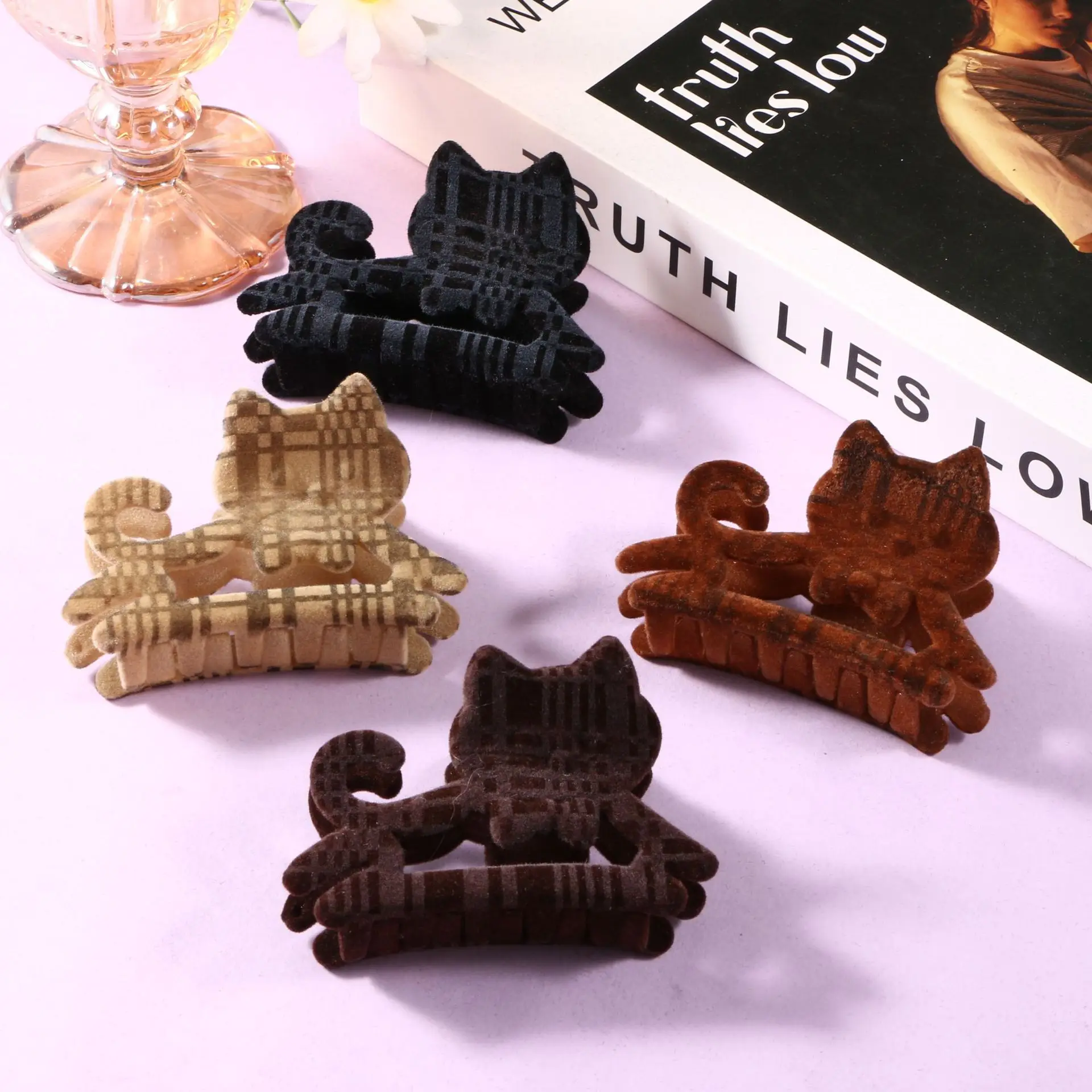 

Girls' Velvet-Trimmed Cute Hair Clip Chic Fashionable Kitten Hair Clip Checkered Back-of-Head Elegant Hair Accessory