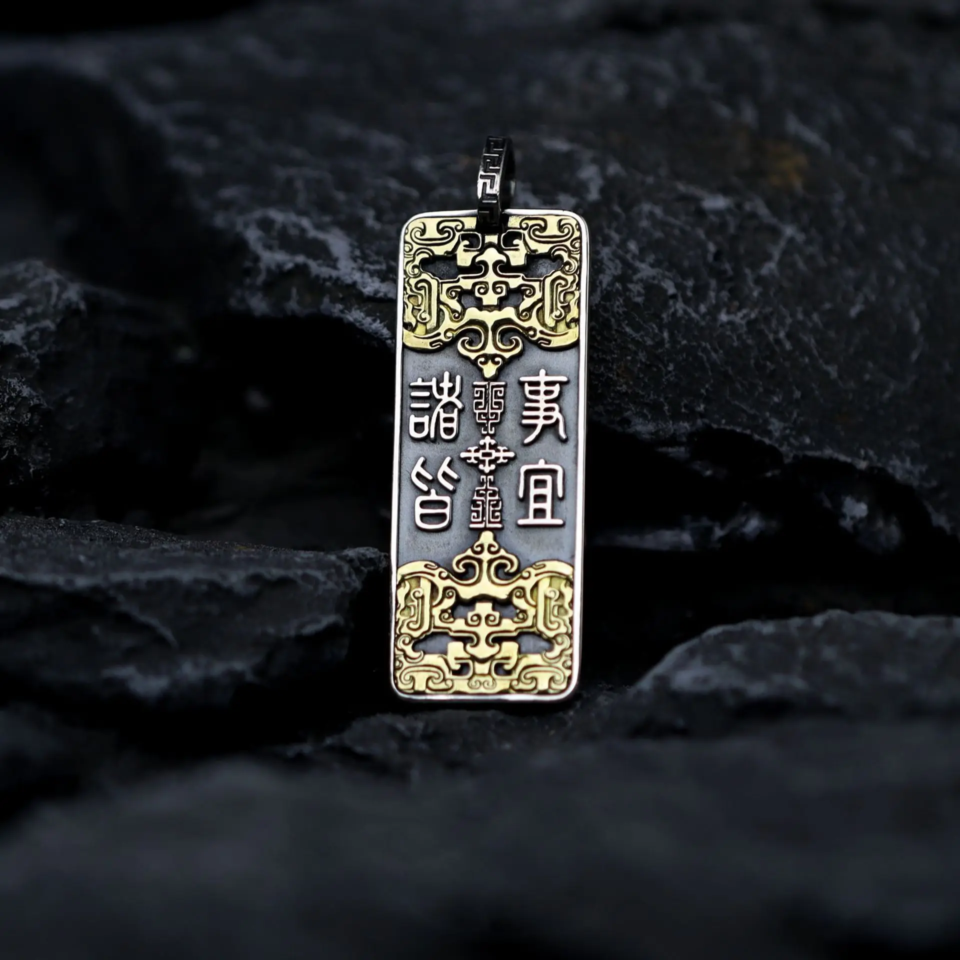 Vintage Relief Safety Card Pendant Men Jewelry Ethnic Style Gold Collision Divine Beast Pixiu Necklace Male Choker Accessories