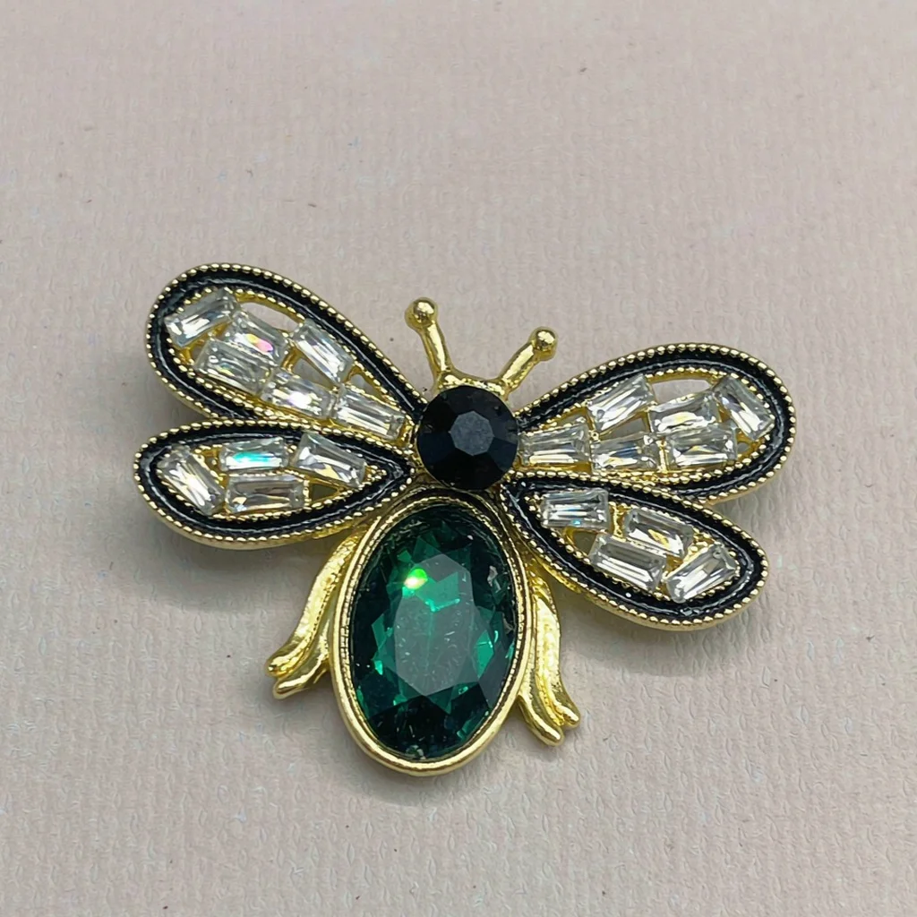 New niche design brooch, European retro style, clothing accessory, simple scarf pin, high-end couple's metal collar pin, personalized decorative buckle, collar pin, suitable for commuting, anti-exposure brooch, metal buckle, best match, shoe accessory, versatile, elegant, business and banquet brooch
