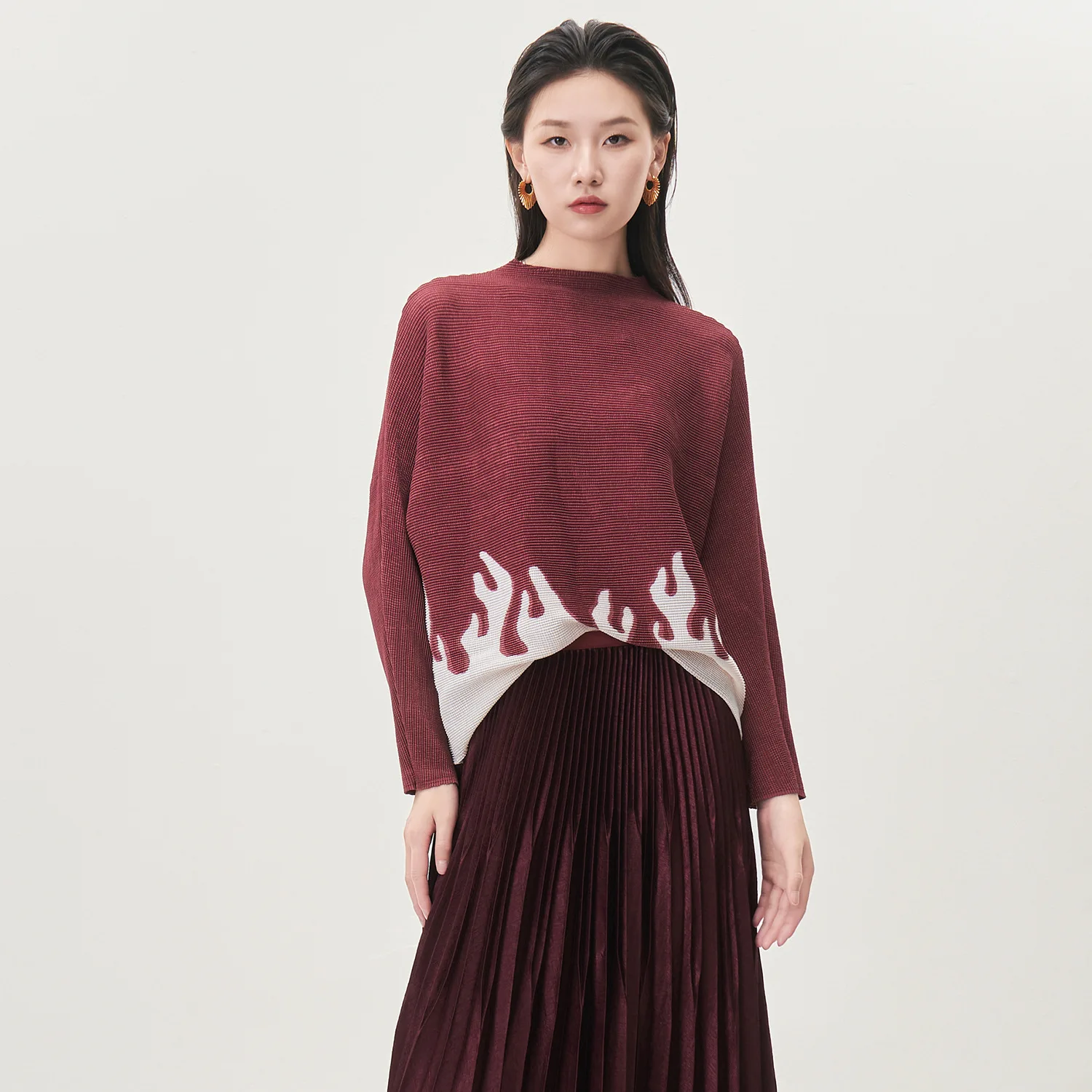 

Осень 2025 г., женский топ премиум-класса с принтом, свободная большая универсальная футболка с длинным рукавом Miyake, женская модная повседневная футболка