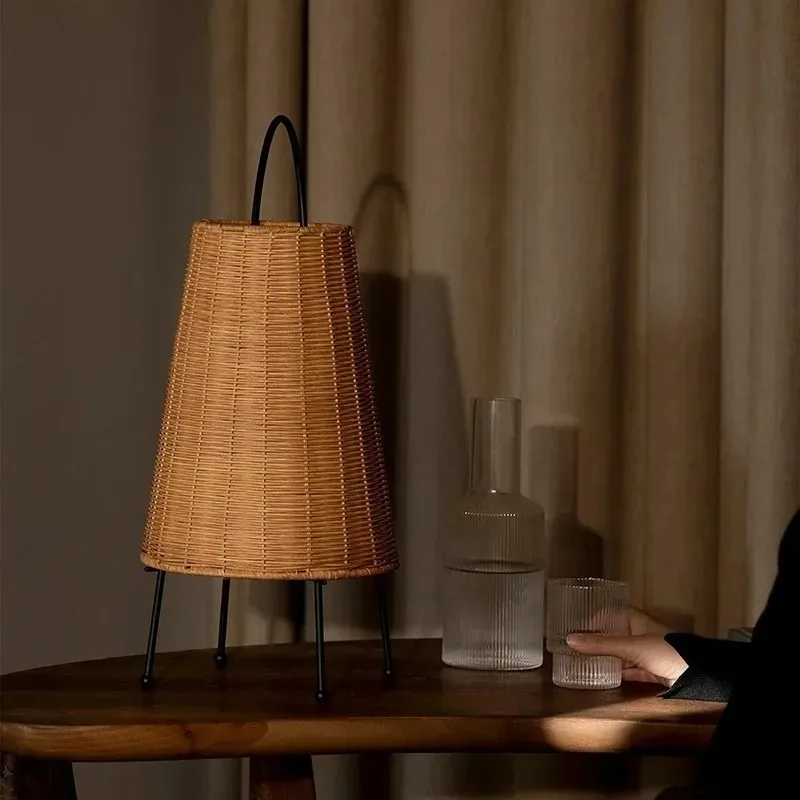 

Креативная настольная лампа в скандинавском стиле для гостиной, спальни, кровати и татами для завтрака, портативная атмосфера дзен из ротанга