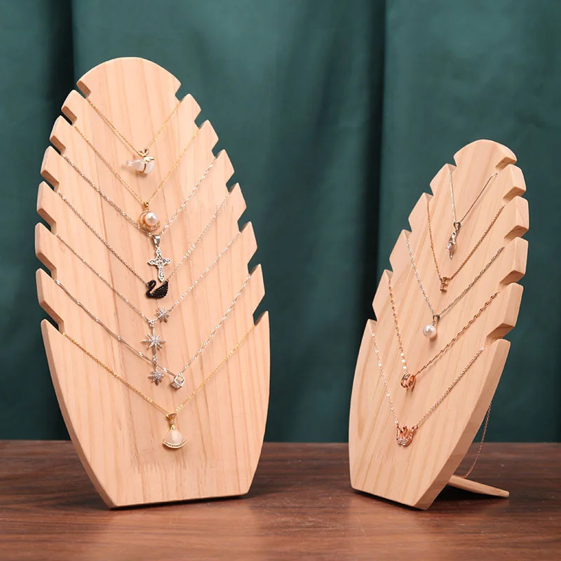 

Простая деревянная подставка для демонстрации украшений: органайзер и стойка для хранения кулонов и браслетов из массива дерева