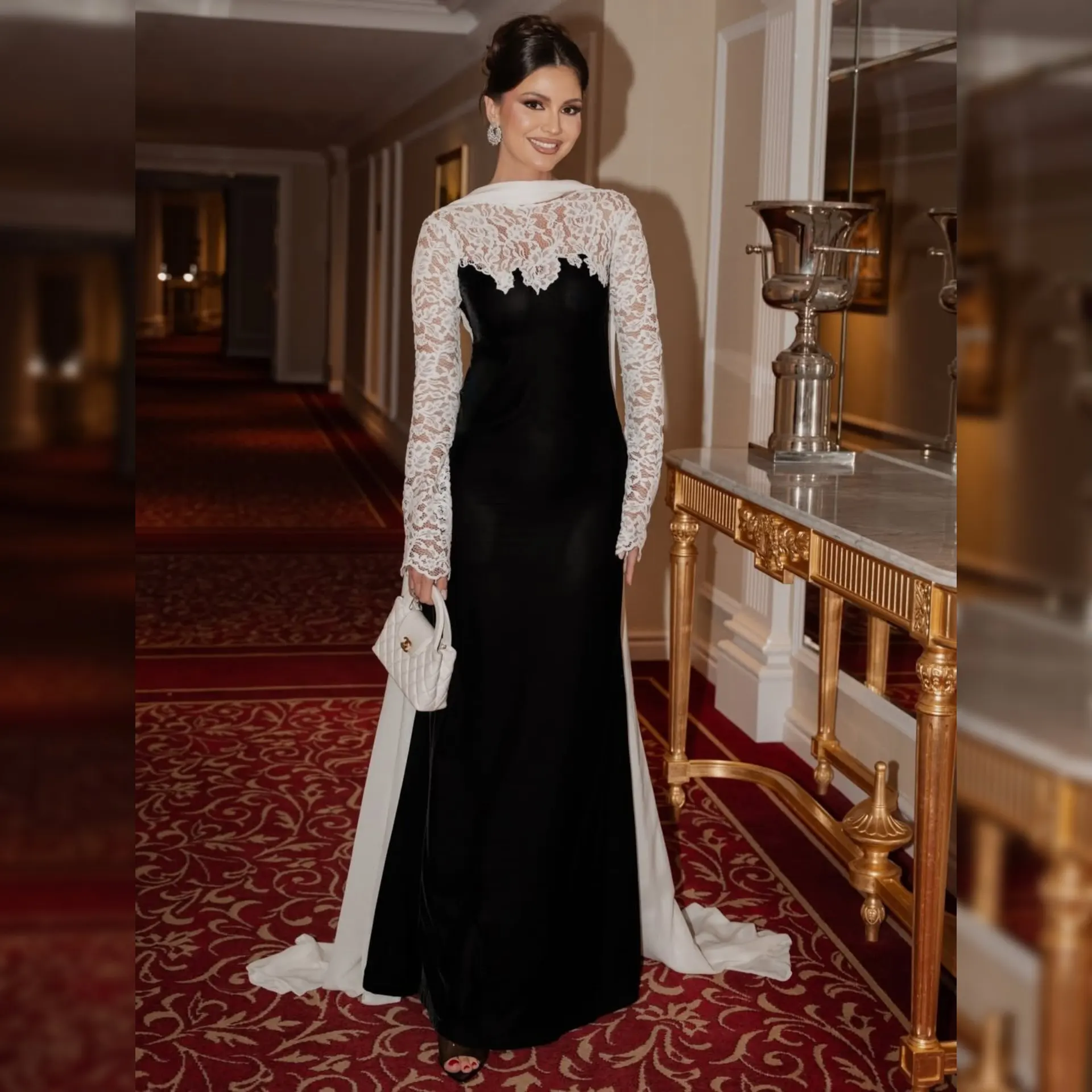 

Женское вечернее платье больших размеров в пол с белой кружевной шалью, черное бархатное роскошное платье с длинными рукавами и открытой спиной для свадьбы